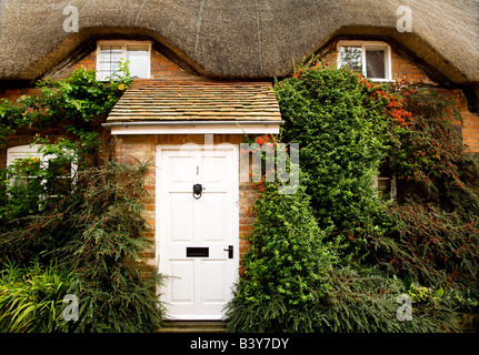 Typische ziemlich strohgedeckten englischen Dorf Berghütte in großes Bedwyn, Wiltshire, England, Großbritannien, UK Stockfoto