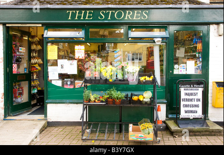 Eine typische englische Dorfladen an großes Bedwyn, Wiltshire, England, UK Stockfoto