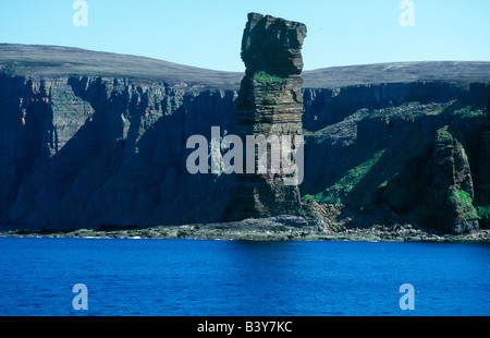 Schottland, Orkney-Inseln. Old Man of Hoy vom Meer aus gesehen Stockfoto