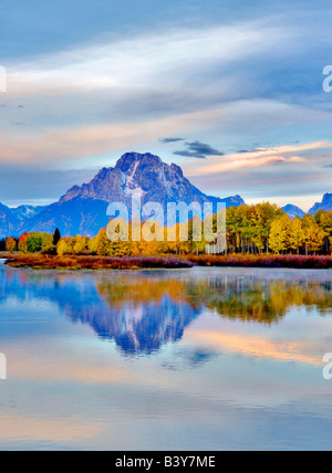 Mt Moran und Herbst farbige Espe Bäume am Oxbow Bend auf dem Snake River Grand Teton Nationalpark WY Stockfoto