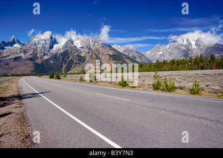 Straße im Teton Nationalpark mit Teton Mountains WY Stockfoto