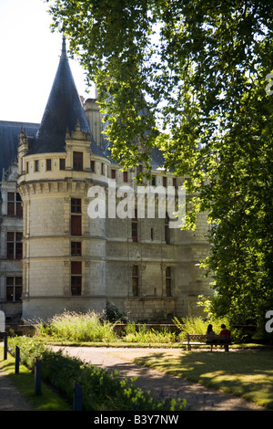 Wenige Touristen sitzen auf einer Bank vor dem Eingang des Schlosses d'Azay-le-Rideau, Loiretal, Frankreich Stockfoto