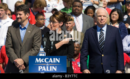 Gov Sarah Palin betont die Leistungen ihrer Kandidaten für die Vizepräsidentschaft, Senator John McCain während einer Rede in Virginia.  Todd Palin Stockfoto