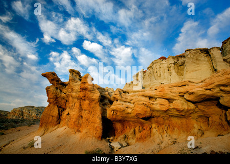 Geschwollenen Wolken und bunten Sandsteinfelsen am Red Rock Canyon State Park in Kalifornien Stockfoto