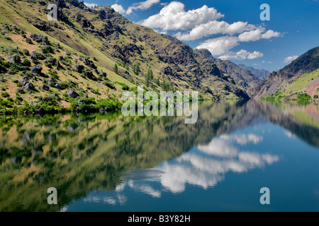 Reflexion in Hölle s Canyon Dam Hölle s Canyon National Recreation Bereichen Oregon-Idaho Stockfoto