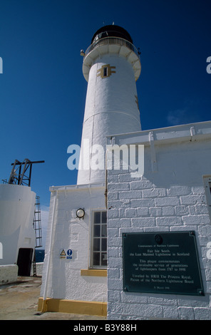 Schottland, Fair-Isle. Leuchtturm und Memorial Plaque auf Landung der Süden der Insel Stockfoto