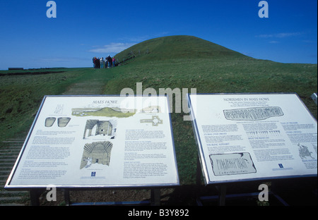 Schottland, Orkney-Inseln, Maes Howe. Informationstafel am Eingang zum Maes Howe, neolithische Grabkammer Stockfoto