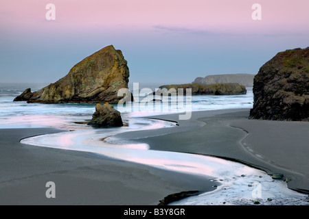 Sonnenaufgang am Kap Sabastian mit Myers Creek Oregon Stockfoto