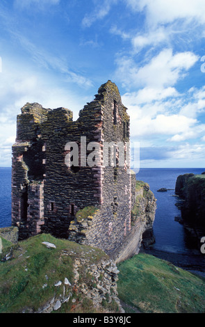 Schottland, Caithness. Die Ruinen der Burg Girnigoe & Burg Sinclair stehen mit Blick auf die Nordsee an der Küste von Caithness. Stammt aus dem 15. und 17. Jahrhundert waren sie einst die Hochburg für die Grafen von Caithness Stockfoto