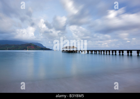 Sonnenaufgang mit Pier in Hanalei Bay Kauai Hawaii Stockfoto