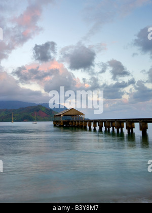 Sonnenaufgang mit Pier in Hanalei Bay Kauai Hawaii Stockfoto
