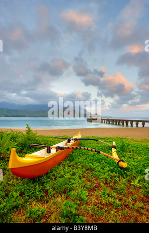 Sonnenaufgang mit Steg und Kanu in Hanalei Bay Kauai Hawaii Stockfoto