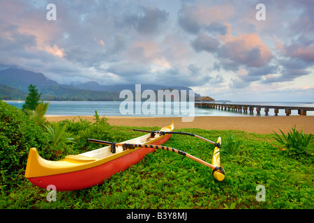 Sonnenaufgang mit Steg und Kanu in Hanalei Bay Kauai Hawaii Stockfoto