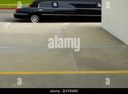 USA, Los Angeles, schwarze Limousine durch den Straßenrand geparkt. Stockfoto