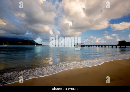 Sonnenaufgang mit Pier in Hanalei Bay Kauai Hawaii Stockfoto