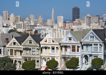 USA, Kalifornien, San Francisco. Viktorianische Häuser mit Blick auf Alamo Square mit Stadtzentrum gelegene Gebäude im Hintergrund. Stockfoto