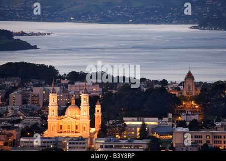 USA, Kalifornien, San Francisco. Luftaufnahme von St. Ignatius Church beleuchtet in der Dämmerung. Stockfoto