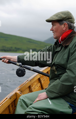 Schottland, Hebriden, Mull. Ein Fischer für Lachs und Meerforelle am Loch Ba dapping. Dapping ist eine Methode der Lachs Angeln, in dem eine große Fischerei-Fliege erfolgt über die Oberfläche des Wassers mit Hilfe eines langen Weges und Länge von Zahnseide, die durch den Wind gefangen ist tanzen. Stockfoto