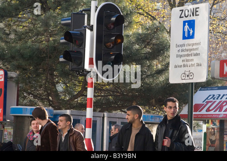 Der belebten Einkaufsstraße von der Rue Neuve zeigen die Cosmopolitain Mischung aus Menschen, die in Brüssel, Belgien Stockfoto