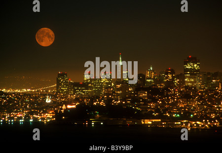 Eine orange Vollmond steigt über das Stadtbild von San Francisco Stockfoto