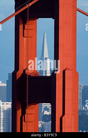 Eine Dämmerung Blick auf San Francisco mit dem Transamerica-Gebäude durch die Golden Gate Bridge. Stockfoto