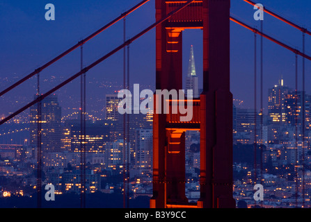 Eine Dämmerung Blick auf San Francisco mit dem Transamerica-Gebäude durch die Golden Gate Bridge. Stockfoto