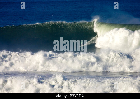 Eine Surfer trotzt die gigantische Brandung beim Mavericks Big Wave Surfen-Wettbewerb in Nordkalifornien Stockfoto