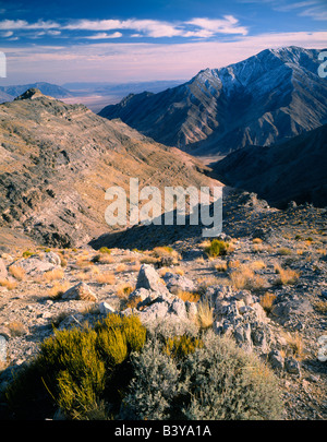 DEATH VALLEY NATIONALPARK, KALIFORNIEN. USA. Blick nach unten Canyon Trail zum Death Valley von Ridge in Panamint Range. Stockfoto