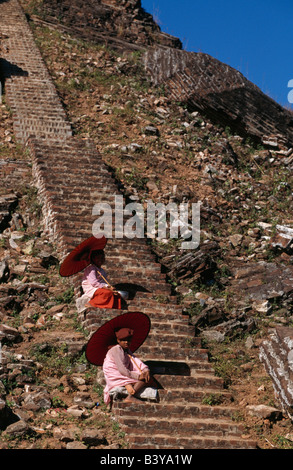 Nonnen auf der unvollendeten Mingun-Pagode in Mingun, in der Nähe von Mandalay in Myanmar Stockfoto