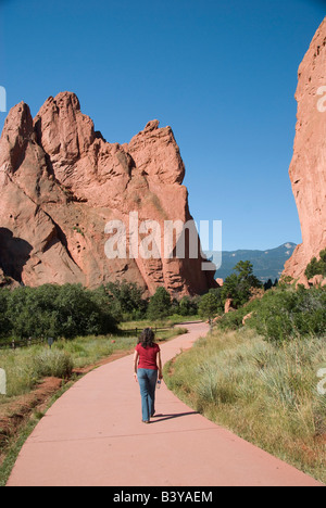 USA, Colorado, Colorado Springs, Garden of the Gods. Park-Gehwege führen die Besucher vorbei an berühmten roten Felsformationen. Model-release Stockfoto