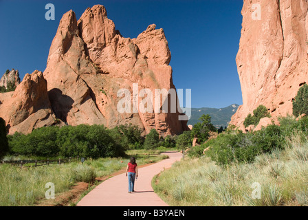 USA, Colorado, Colorado Springs, Garden of the Gods. Park-Gehwege führen die Besucher vorbei an berühmten roten Felsformationen. Model-release Stockfoto