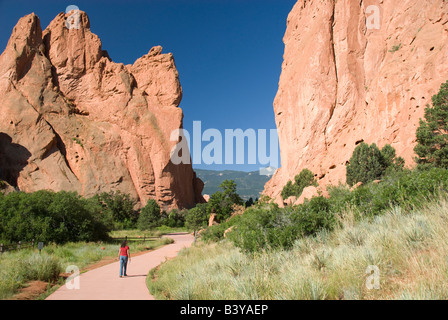 USA, Colorado, Colorado Springs, Garden of the Gods. Park-Gehwege führen die Besucher vorbei an berühmten roten Felsformationen. Model-release Stockfoto