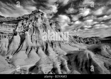 Geschwollenen Wolken und bunten Sandsteinfelsen am Red Rock Canyon State Park in Kalifornien Stockfoto