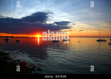 Dramatischen Sonnenuntergang über Great South Bay, Messe Hafen, Fire Island, NY, USA Stockfoto