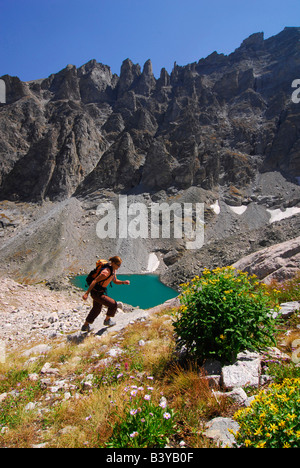USA, Colorado, Rocky Mountains, Indian Peaks Wilderness.  Eine weibliche Wanderer in einer Almwiese.  (MR) Stockfoto