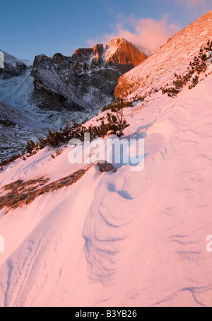 USA, Colorado, Rocky Mountain NP.  Sonnenaufgang am Longs Peak im Winter. Stockfoto