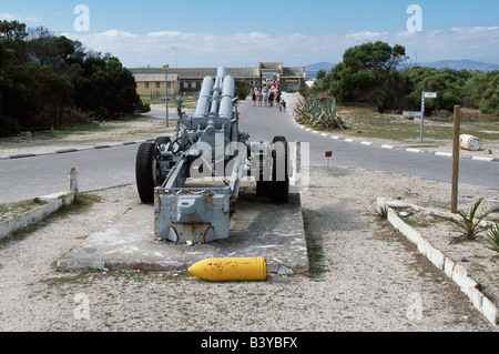 Südafrika, Western Cape, Robben Island. Artillerie-Geschütz zeigt in Richtung Eingang zu Robben Island, Gefängnis von Nelson Mandela und Stockfoto