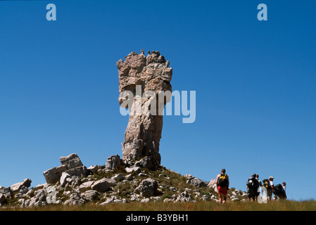 Südafrika, Western Cape, Cederberg Wilderness Area. Eine Wandergruppe nähert sich das Malteserkreuz Felsvorsprung Stockfoto