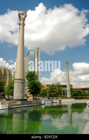 Nordamerika, USA, Georgia, Atlanta.  Centennial Olympic Park Reflecting Pool und Fackel-förmigen Hermes Türmen. Stockfoto