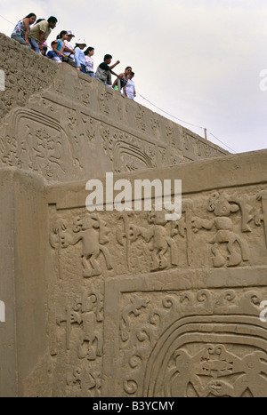 Touristen versammeln sich am oberen Rand der Huaca Arco Iris (Regenbogen-Tempel) in der Nähe von Trujillo, Nordperu. Die Adobe-Struktur ist eines der am besten erhaltenen Chimu Stätten in der Region. Stockfoto