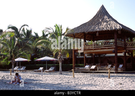 Eine Strandhütte mit Blick auf den weißen Sandstrand von Mancora, im Norden Perus. Das Beach Village, ursprünglich ein Fischerdorf, ist gewachsen zu einem beliebten Reiseziel für Urlaub Peruaner geworden. Stockfoto