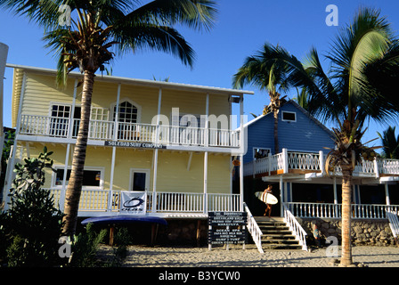 Das Vogelhaus, Beachouse und Café vor Ort am Strand von Mancora, im nördlichen Peru. Mancora, ist nahe der ecuadorianischen Grenze, ein beliebtes Urlaubsziel für Surfer und peruanischen Urlauber. Stockfoto