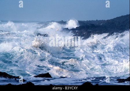 Hohe Wellen bei Sturm auf des Teufels Butterfass.  Küste von Oregon. Stockfoto