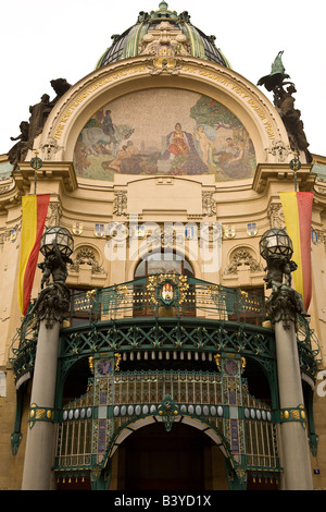 Die Jugendstil-Fassade der Pfarrkirche Haus Obencni dum Stockfoto
