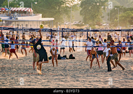 Volleyballspiel am Strand entlang Lake Michigan und Chicago, Illinois Stockfoto