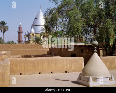 Sudan, Omdurman. Das Grab des al-Mahdi liegt unter dem großen Mausoleum im Hintergrund dieses Bildes; die Verbindung von seinem ehemaligen Wohnhaus steht im Vordergrund. Gewölbte Gräber sind üblicherweise auf den Resten eines verehrten Heiligen Männern gebaut. Geboren Muhammad Ahmad ibn Abd Allah, nahm er den Titel al-Mahdi im Jahre 1881. Seinen krönende Sieg in seinem Wahlkampf zu reinigen Islam und zerstören die Regierungen, die es befleckt war die Erfassung von Khartum am 26. Januar 1885 und die Tötung von der britische Kommandant, Major General Charles Gordon ("chinesischer Gordon"), während den letzten Angriff auf die Hauptstadt. Stockfoto