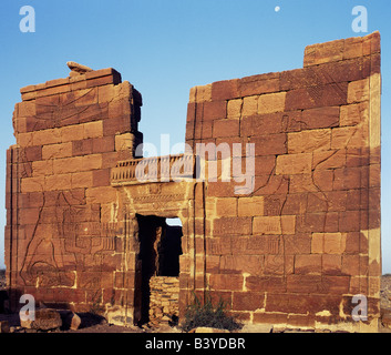 Sudan, Khartum, Naga. Gebadet in der frühen Morgensonne mit einem Vollmond immer noch sichtbar in den Himmel, die Ruinen des Tempels Löwen, der Löwe Gott Apademak gewidmet ist eines der vier Tempel befinden sich neben einer wichtigen Wadi bei Naga rund 30 km vom Nil. Der Stich zeigt den König und die Königin töten von Gefangenen mit einem Löwen unter dem König die Opfer essen. Entdeckt im Jahre 1821 wurden die Tempel zwischen 1BC und 1AD datiert. Sie sind schöne Beispiele der Afro-ägyptische Architektur und entfallen auf die meroitischen Kultur, die zu dieser Zeit blühte. Stockfoto