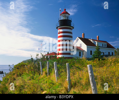 USA, Maine, Lubec. West Quoddy Head Leuchtturm auf der östlichste Punkt der Vereinigten Staaten Festland. Stockfoto