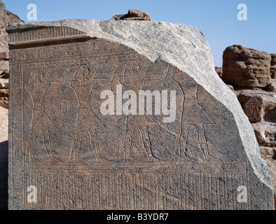 Sudan, Wüste Sahara, Jebel Barkal. Bestandteil einer Granitplatte aus einem ägyptischen Tempel Gott Amon am Fuße des Jebel Barkal Berg gewidmet. Eine symbolische Replik des Tempels Heilige Gefäß würde auf diese Platte ausgeruht haben. Im ägyptischen neuen Reich (1521-1075 v. Chr.) gilt als ein Heiliger Berg, der Sitz des Gottes Amon, Jebel Barkal und mehrere Tempel dort gebaut. Der schwarze Pharao Taharqa verlängert anschließend dieses Tempels. Amon wurde in Ägypten und das Reich von Kusch als König der Götter verehrt. Stockfoto