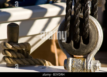 USA, Maine, Castine. Nahaufnahme der Boot Seil und Riemenscheibe. Stockfoto